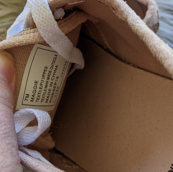 Daisy Fuentes Sneakers - Picture 9 of 11